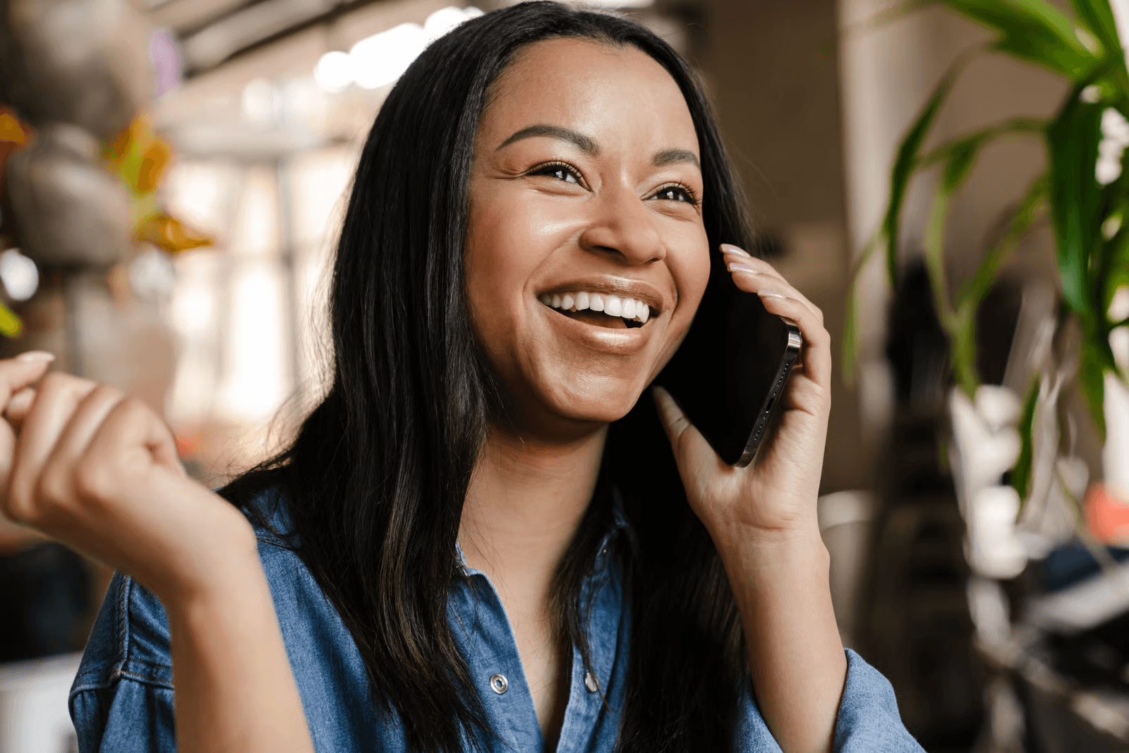 Cliente sorrindo ao conversar pelo celular