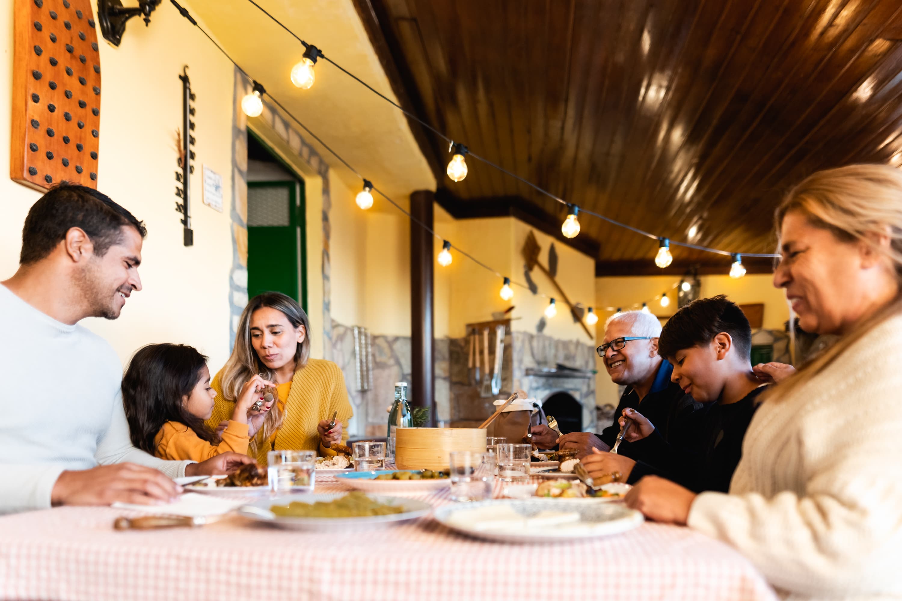 Família reunida durante uma refeição